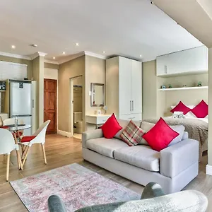 Fairmile On Main Apartment